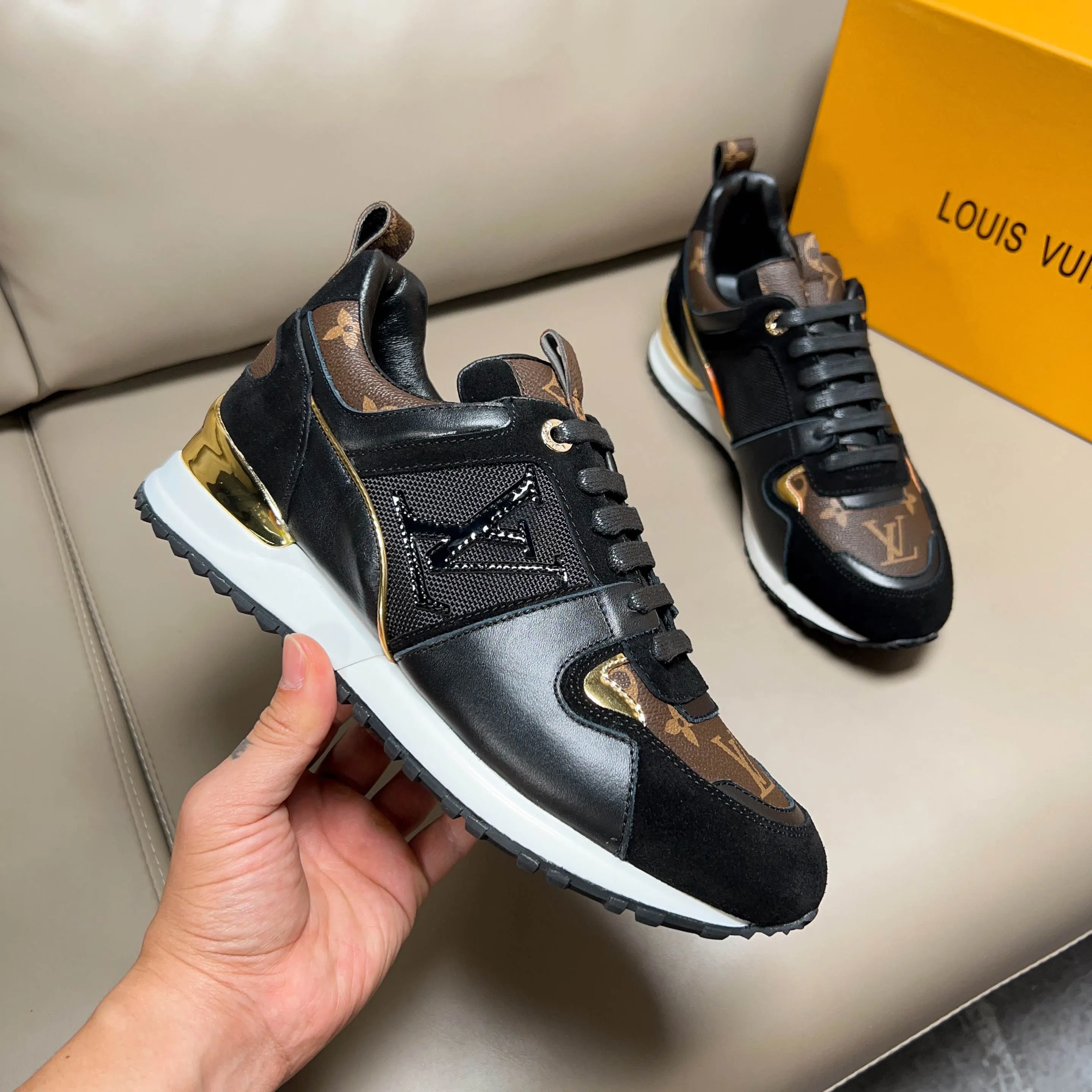 Factory price: 440💰【LV】Male and female couples model, sold simultaneously at counters, original classic 1:1 copy, original designer design, imported calf + sheepskin lining, L gold unique design on both sides, fashionable and trendy. 🔍🔍Original quality @ No pressure to enter and leave the counter at will, the original replica outsole is suitable for all kinds of travel, making it worth owning. Welcome all sellers to sell in the picture above. We can send one piece on behalf of you. Male size: 38-44 (can be customized to 45 sizes), female size: 35-39 (can be customized to 40 sizes)